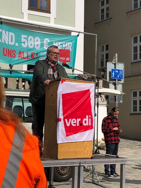 Markus Grill spricht beim Streik am 15.03.2023 in Freising