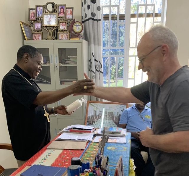 Begrüßung mit Geschenkübergabe an Bischof Lazarus Vitalis Msimbe  (Diözesanbischof von Morogoro)