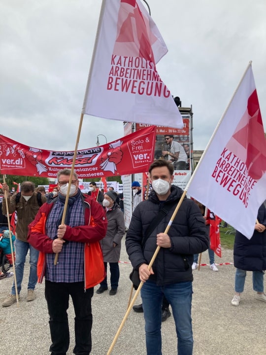 Michael Wagner und Christian Ziegltrum mit KAB-Fahnen am 1. Mai 2021 in München