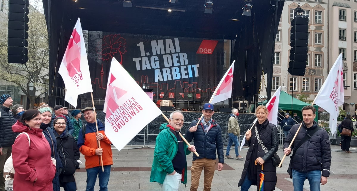 KAB-Teilnehmer*innen vor Beginn der DGB-Kundgebung in München vor der Bühne.