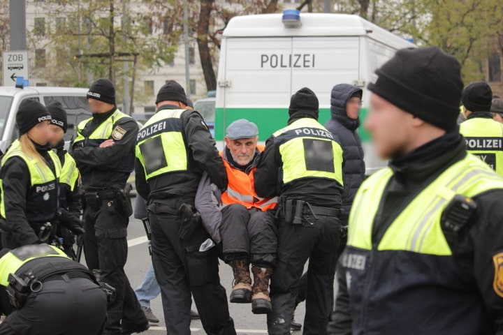 Polizeieinsatz in München bei der Blockade am Stachus, 05.12.2022. Foto: Letzte Generation