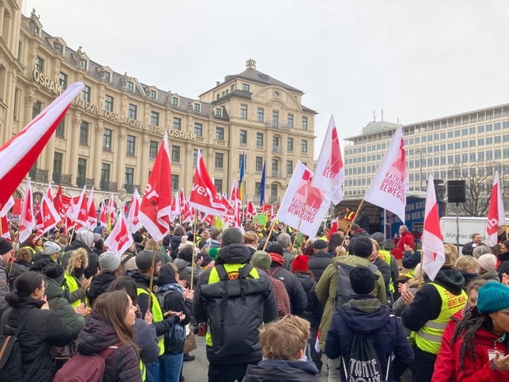 KAB-Fahnen bei Streik München Sozial- und Erziehungsdienst Weltfrauentag 2023