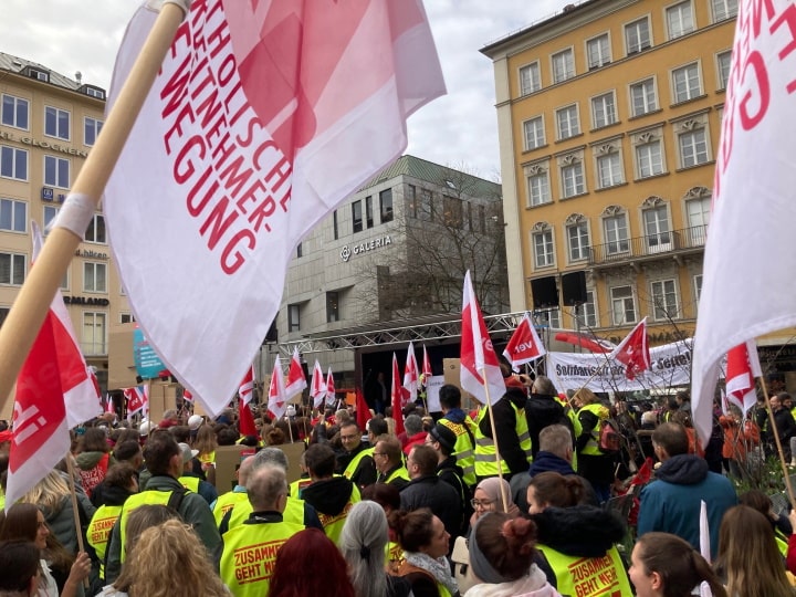 KAB-Fahnen bei Streik Münchner Marienplatz 21.03.2023