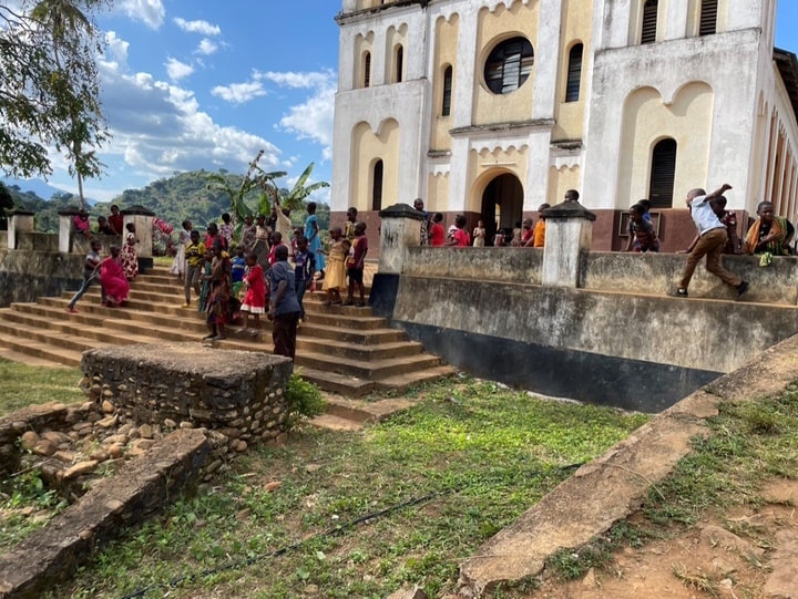 Die CWM Gruppe Matombo in der Diözese Morogoro. Vor Ihrer Kirche mit einigen der 300 Kinder, die sich auf die Erstkommunion vorbereiten