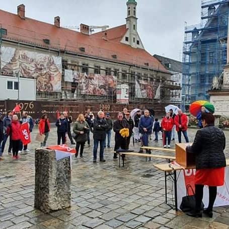 Blick in die Versammlung am Freisinger Marienplatz.