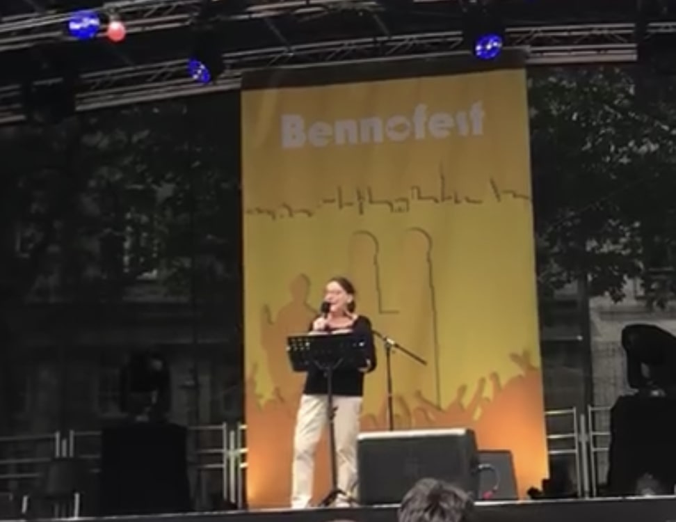 Rosy Lutz für die KAB auf der Showbühne beim Bennofest 2019.