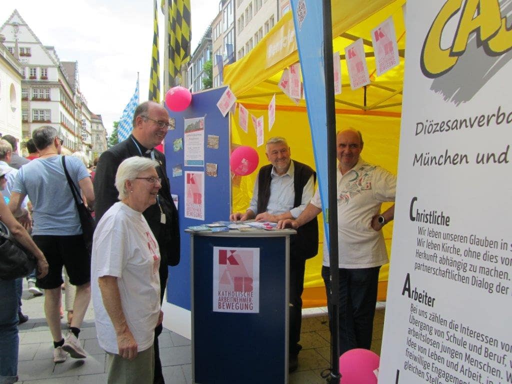 Weihbischof Rupert Graf zu Stolberg am KAB-Stand beim Bennofest 2019.