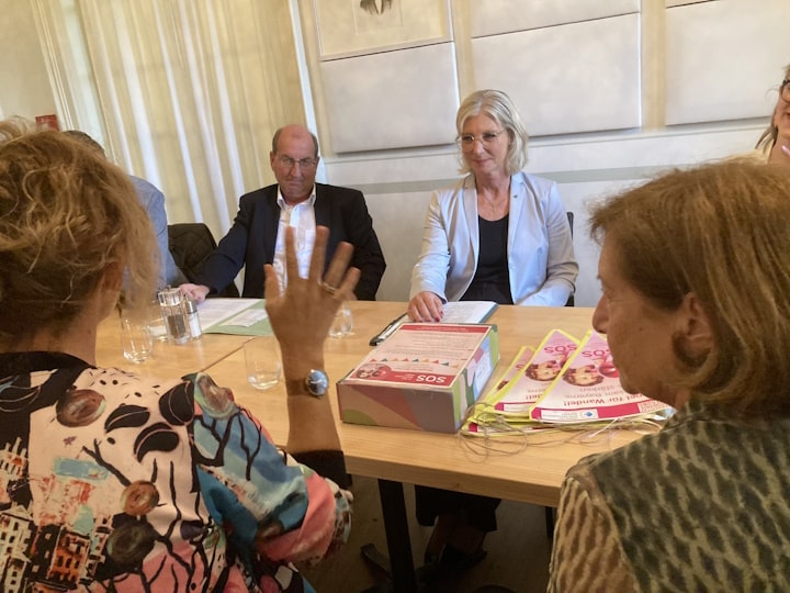 Sozialministerin Ulrike Scharf im Gespräch mit Hanne Möller (rechts) und Sibylle Schuster.