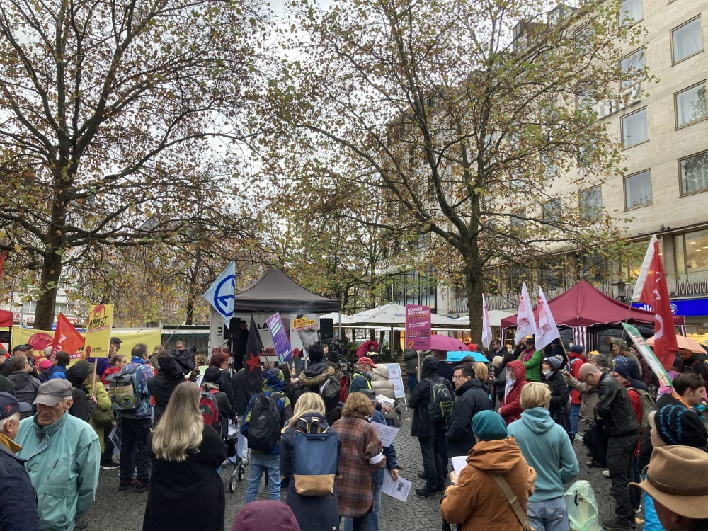 Demo „Jetzt glangt’s“, Menge am Rotkreuzplatz mit Blick auf die Bühne