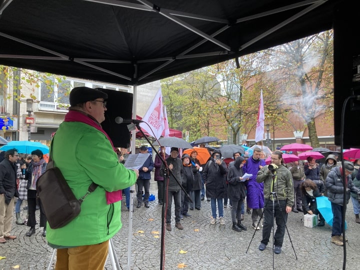 KAB-Diözesanpräses Michael Wagner spricht bei der Demo „Jetzt glangt’s“ auf der Bühne.