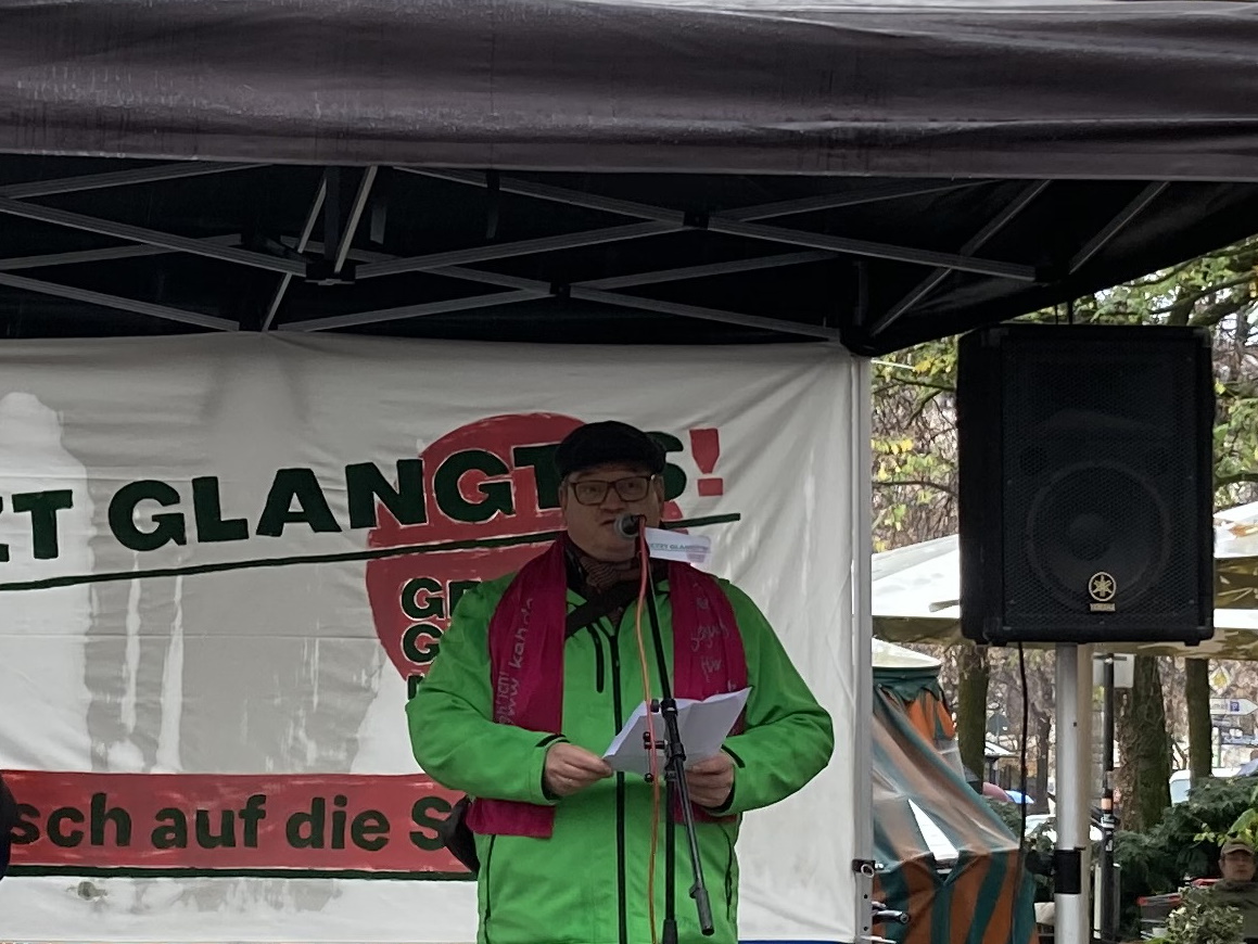 KAB-Diözesanpräses Michael Wagner spricht auf der Bühne.