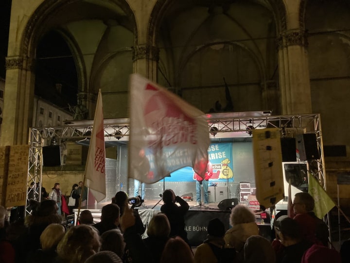 Wehende KAB-Fahne vor der Bühne.