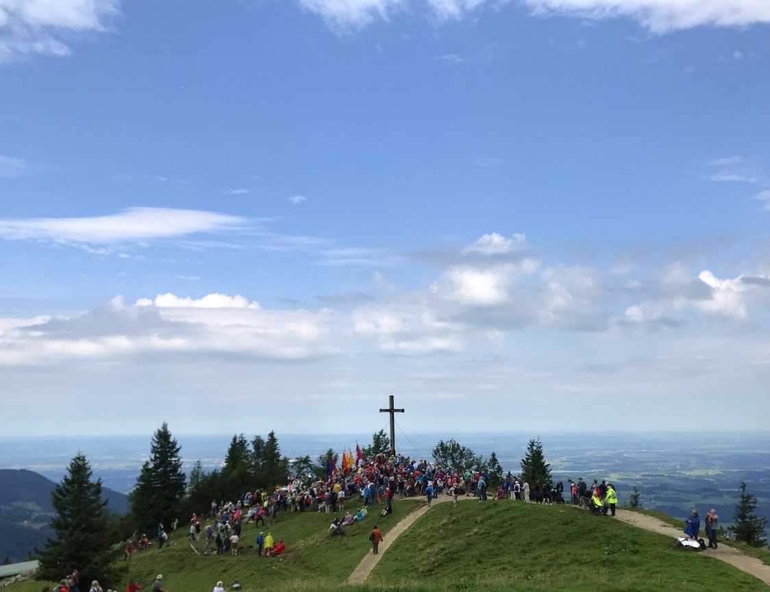 KAB-Bergmesse Kampenwand 2019: blauer Himmel über dem KAB-Kreuz