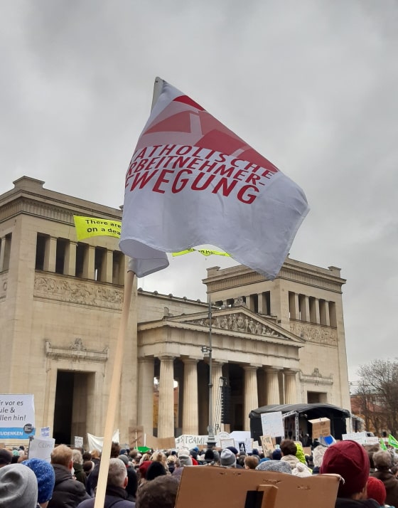 KAB-Fahne vor den Propylaeen am Koenigsplatz Muenchen