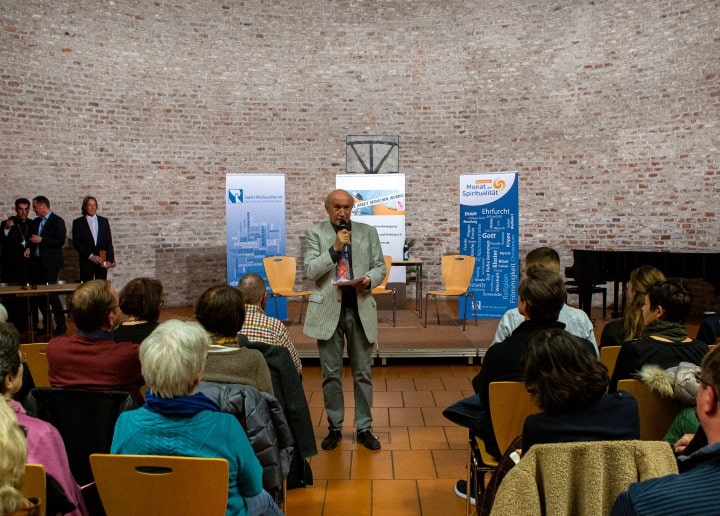 Gerhard Endres eröffnet die Diskussion zwischen Dr. Müller Wohlfahrt und Abt Johannes Eckert.