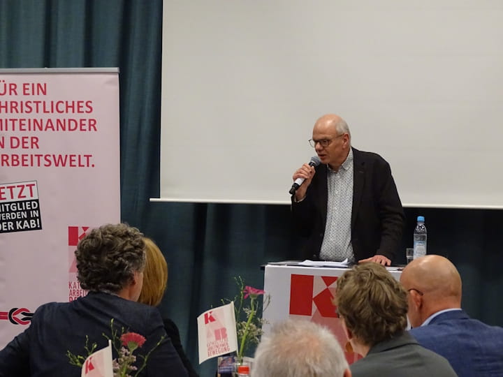 Dr. Jürgen Schmidt bei seinem Vortrag auf dem Jahresempfang der KAB Bayern 2026.