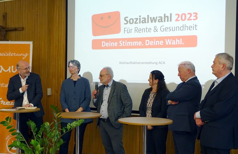 Podiumsdiskussion mit Kandidat*innen zur Sozialwahl.