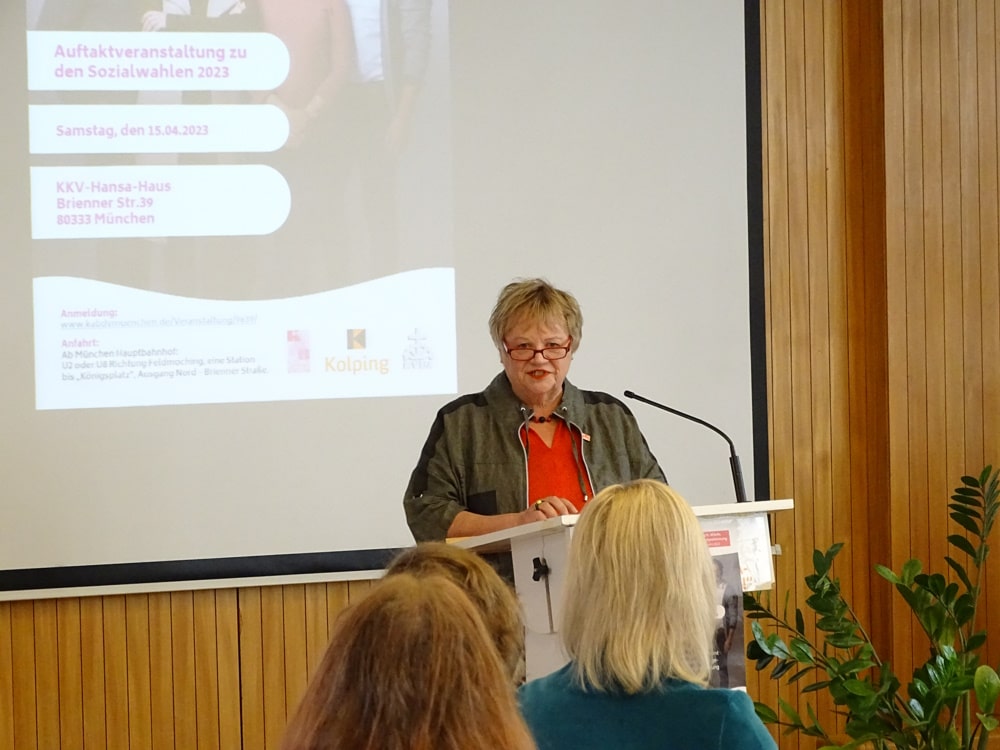 Angelika Görmiller, Vorsitzende der ACA Bayern, eröffnet die Veranstaltung.