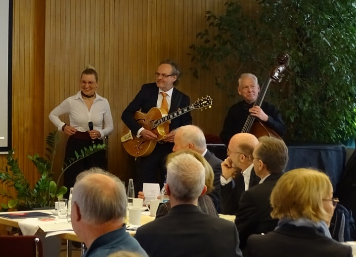 Eine dreiköpfige Musikgruppe sorgte für ein angenehm lockeres Ambiente.