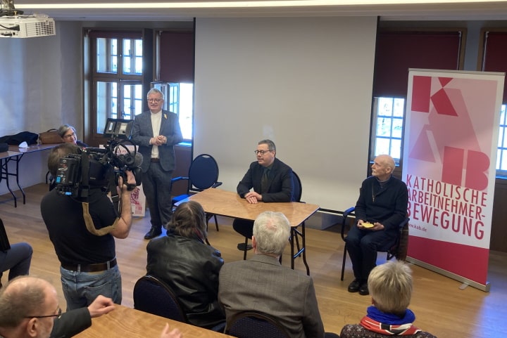 Dr. Claudio Kullmann, Leiter des katholischen Büros, in der Diskussion.