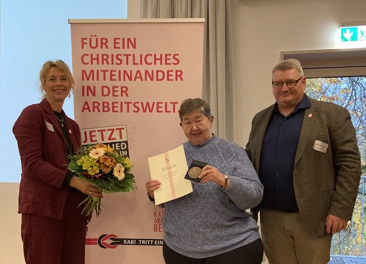 Ursula Jürgensonn erhält die Ketteler-Medaille.