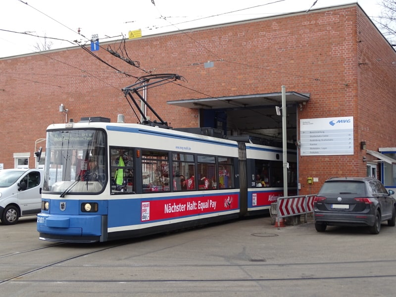 Auftakt Equal Pay Tram 2022 München. Tram fährt aus dem Depot