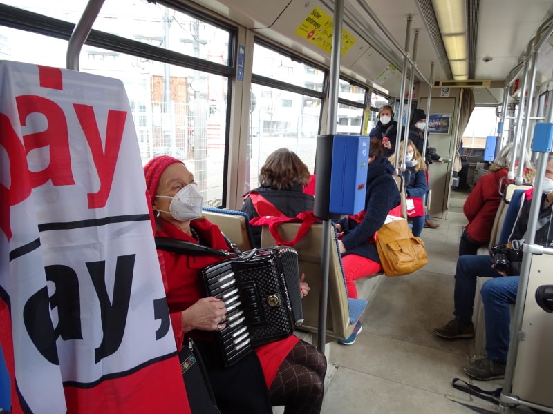 Auftakt Equal Pay Tram 2022 München. Akkordeonspielerin in der Tram