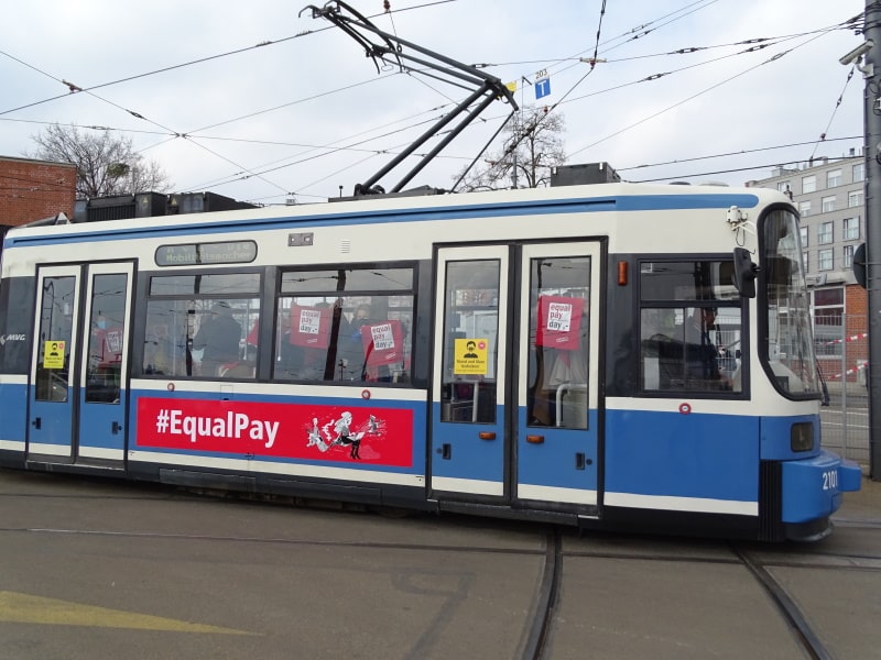 Auftakt Equal Pay Tram 2022 München. Tram in Fahrt von außen
