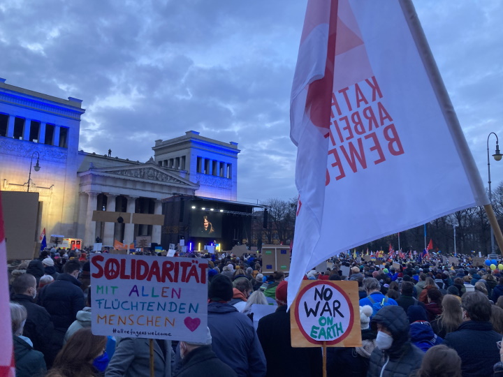 Friedensdemo Königsplatz 02.03.2022, Blick auf die Bühne