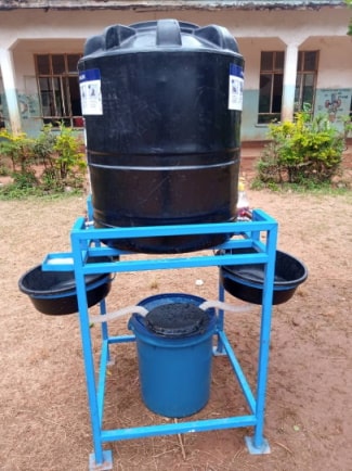 Handwaschstation vor Schule in Tansania
