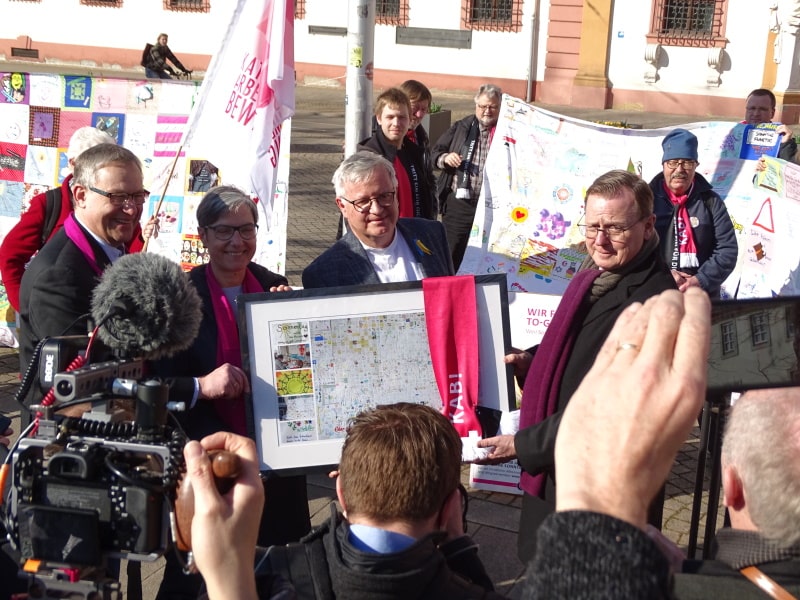 Der KAB-Bundesvorstand zusammen mit Bodo Ramelow und der symbolischen Picknickdecke.