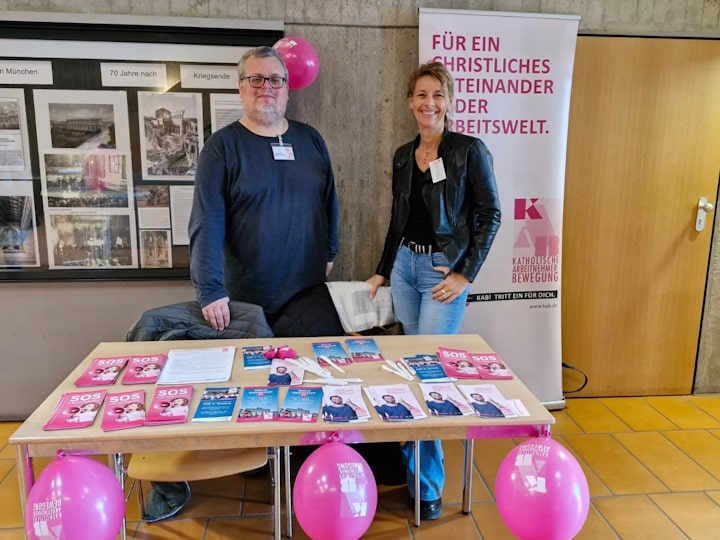 Markus Grill und Sibylle Schuster an einem Infostand der KAB AG Kita.