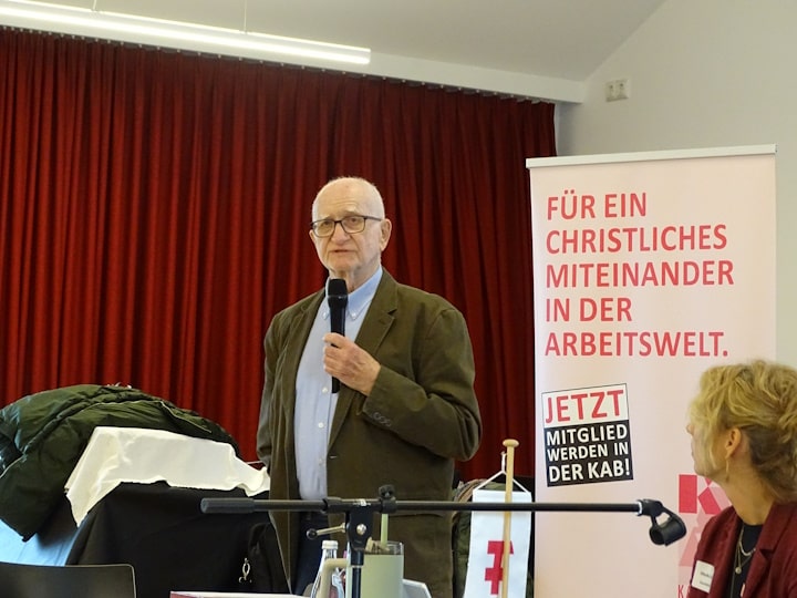 Egon Radke begrüßt die Delegierten.