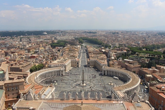 Blick aus der Luft auf den Petersplatz in Rom