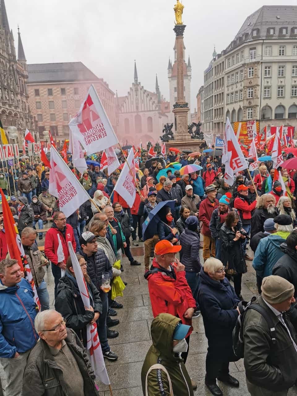 Blick von der Bühne in die Menschenmenge am Münchner Marienplatz.