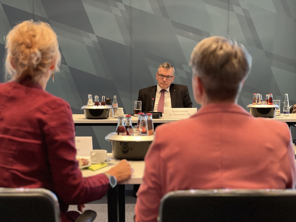 &Uuml;bergabe Wimpel f&uuml;r Wandel - Gespr&auml;ch mit Staatsministerin Dr. Florian Herrmann