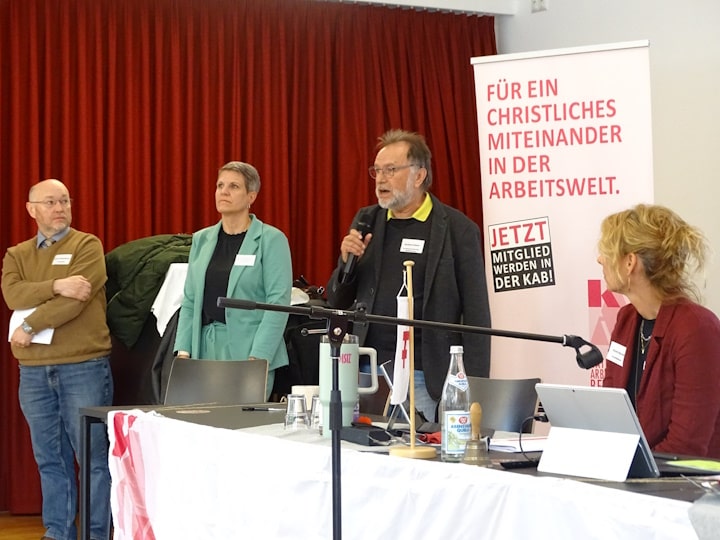 Wahlleiter Burkhard Balser in Aktion.