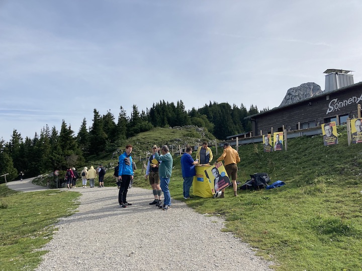 Ungewohnter Anblick: Wahlkampfstand der FDP kurz nach der Seilbahn-Bergstation.