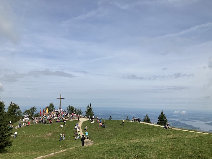 Hinter dem KAB-Bergkreuz tut sich ein wunderbares Panorama auf. Rechts im Bild der Chiemsee.